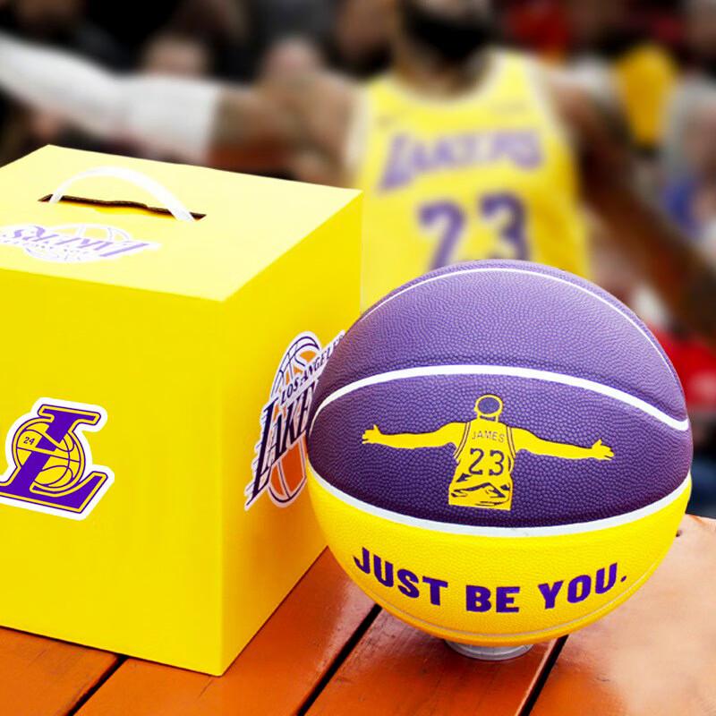 Баскетбольный мяч с тремя кольцами, модель LeBron James Edition, из влагоотводящей полиуретановой ткани.