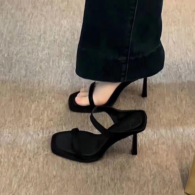 Лето 2025 Новый стиль интернет-знаменитости с юбкой, Босоножки на высоком каблуке Женская мода Серебристые Черные Шлепанцы на одно слово