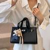 Портативная маленькая квадратная сумка с узором личи для женщин, новая простая повседневная сумка через плечо 2025, корейская версия, модная сумка-мессенджер высокого класса
