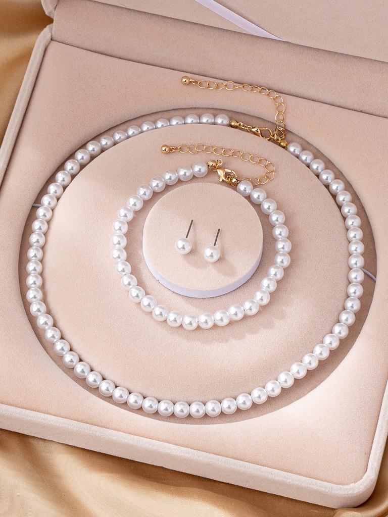 Комплект из трех предметов: ожерелье из искусственного жемчуга, браслет, серьги-пусеты. Модный женский жемчужный набор.
