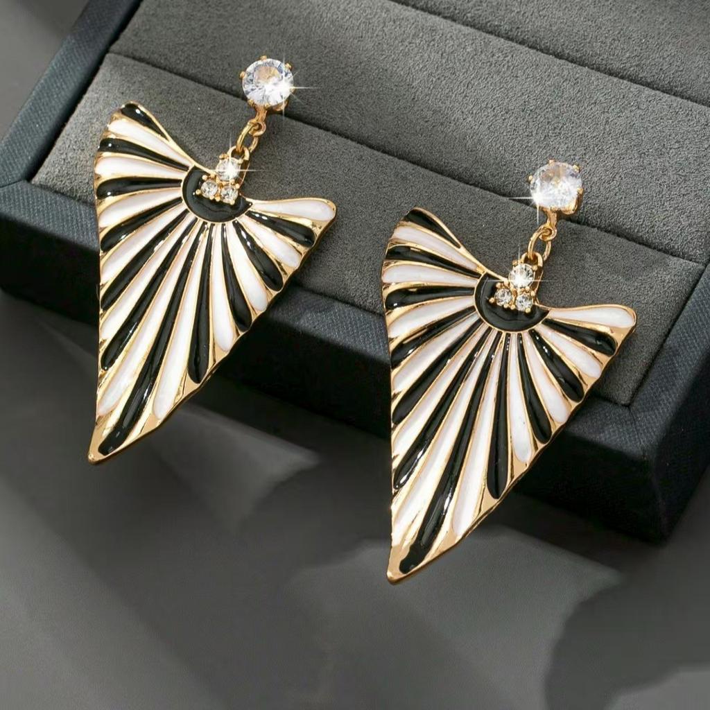 A Pair of Trendy, Light Luxury, Casual, Fashionable, Versatile and Stylish Women's Earrings