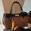 Нишевая модная сумка с леопардовым принтом женская 2025 осень новая в иностранном стиле высокая ценность для поездок на работу повседневная на плечо мессенджер
