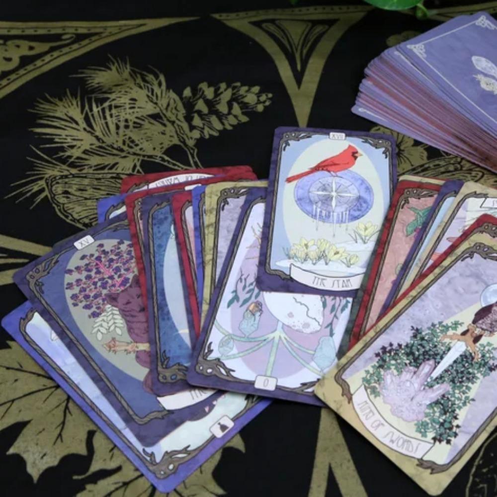 Таро «Дочь фуражира» 78 уникально иллюстрированных карт с мотивами и повествованиями, найденными в флоре и фауне 10,3*6 см