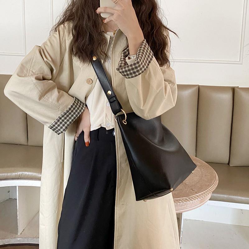 IELGY Retro Atmospheric Bucket Bag, Versatile Niche Design Shoulder Messenger Bag