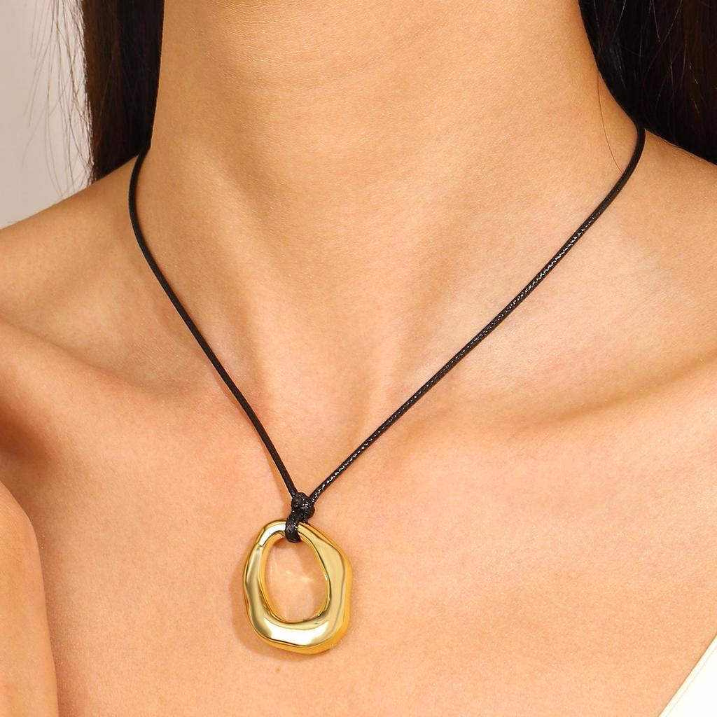 European-American Geometric Irregular Heart Hollow Pendant Oval Wax Rope Necklace