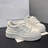 Новые кожаные женские белые повседневные кроссовки дышащие женские вулканизированные спортивные туфли для ходьбы и бега на платформе на плоской подошве белые Q52