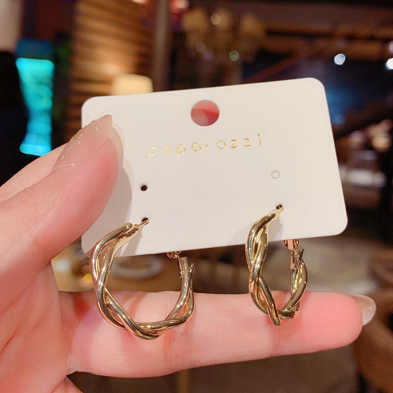 Увеличенные круглые серьги: Уникальный европейский и американский металл, блестящая мода высокого класса для женщин.