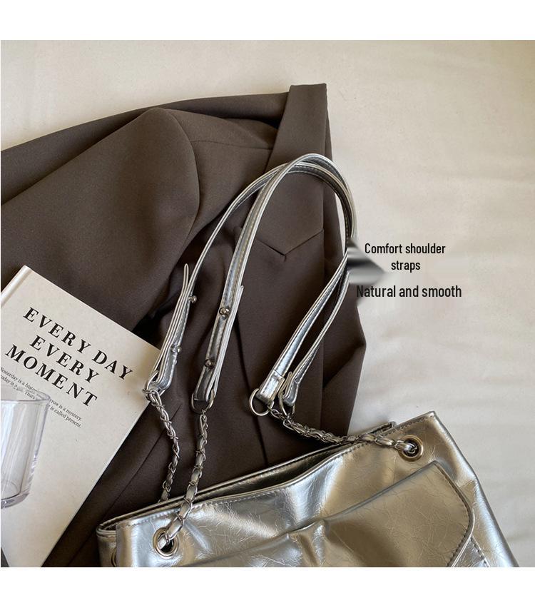 Женская мягкая лакированная сумка-тоут из искусственной кожи с цепочкой и отделениями - Мода весна/лето 2024