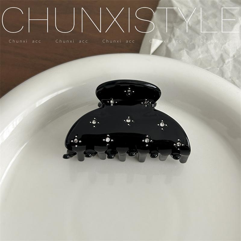 Поделиться Красота Ацетат Candy Заколка для волос: Элегантная, украшенная бриллиантами, компактная заколка-акула идеально подойдет для придания свежего вида вашей прическе.