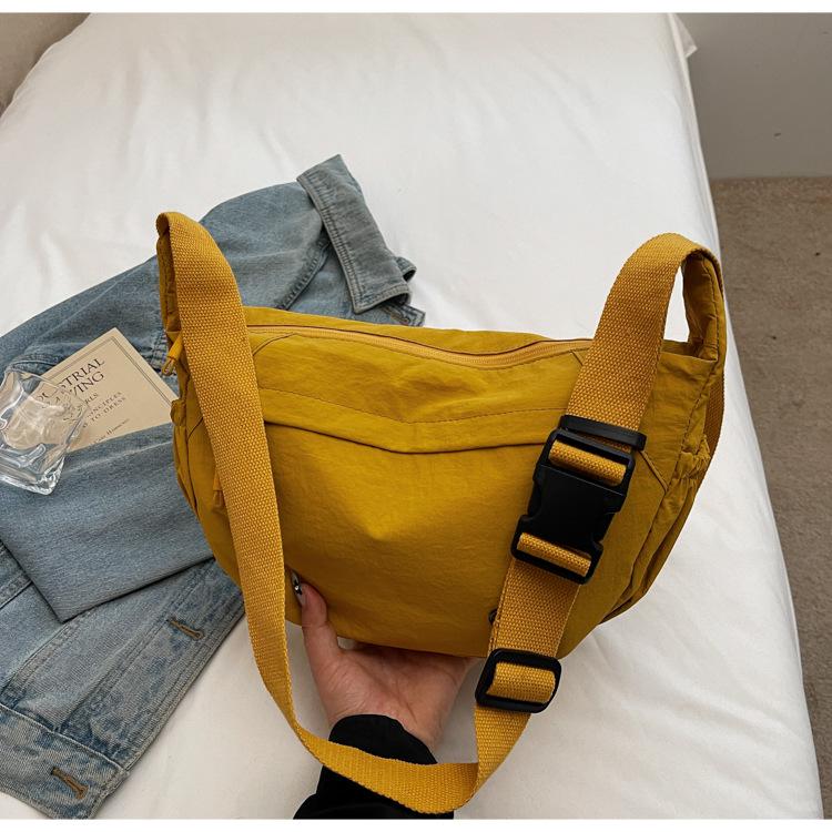 2025 New Lazy Wind Dumpling Bag Large Capacity Messenger Bag Leisure Sports Shoulder Women's Bag Light Commuter Bag