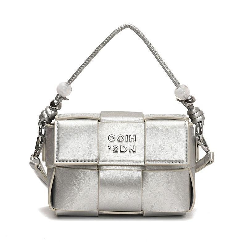 Niche design bag women's spring and summer 2025 new fashion shoulder messenger bag fashion high sense woven small square bag