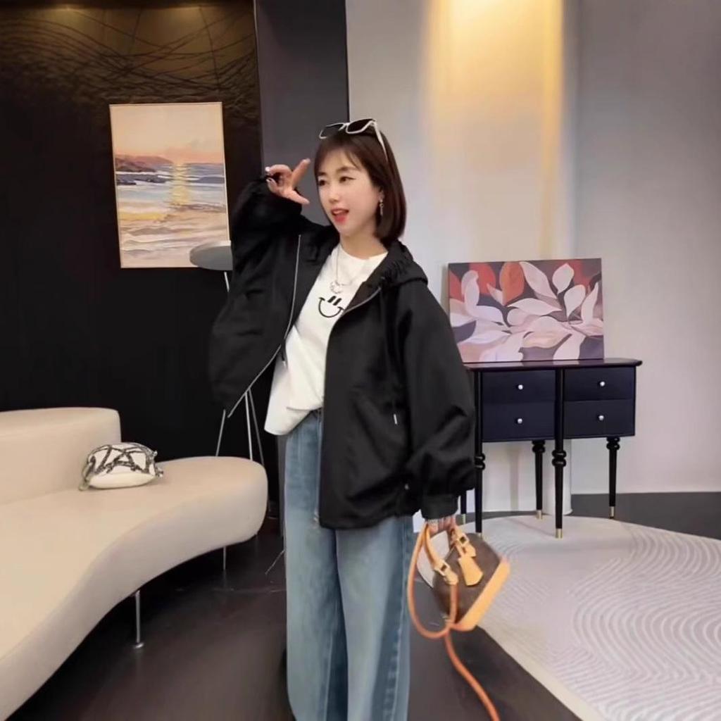 Женский демисезонный плащ-ветровка с капюшоном для миниатюрных: Свободный крой, однотонная куртка с длинным рукавом.