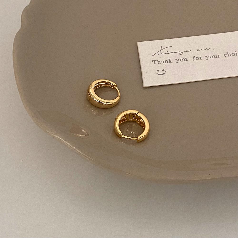 Минималистичные золотые серьги-кольца 2024 - Новые трендовые нишевые высококлассные серьги-каффы в холодном стиле