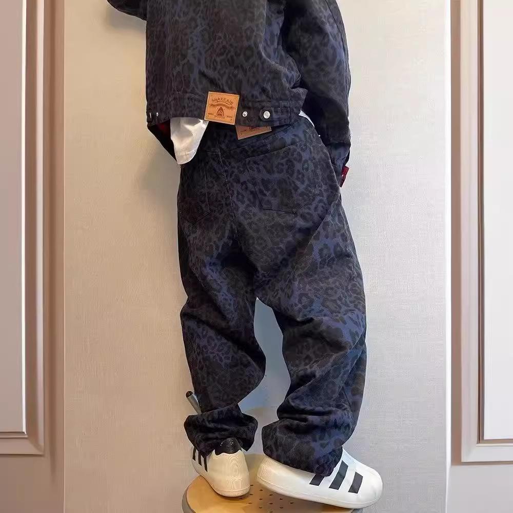 Американская уличная мода: Мужские джинсы свободного кроя с кожаной вышивкой - Зимний тренд, стиль широкие брюки.