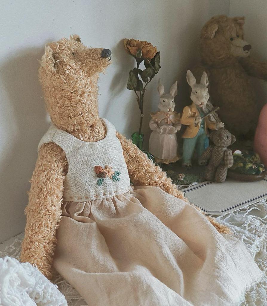 [USED] Gentle Lady Bear Teddy Bear Handmade by Overseas Artists