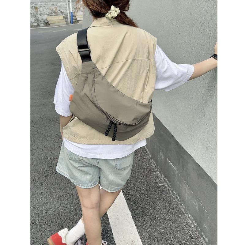 Эта сумка кроссбоди модная, легкая, универсальная и имеет большую вместимость для спорта.