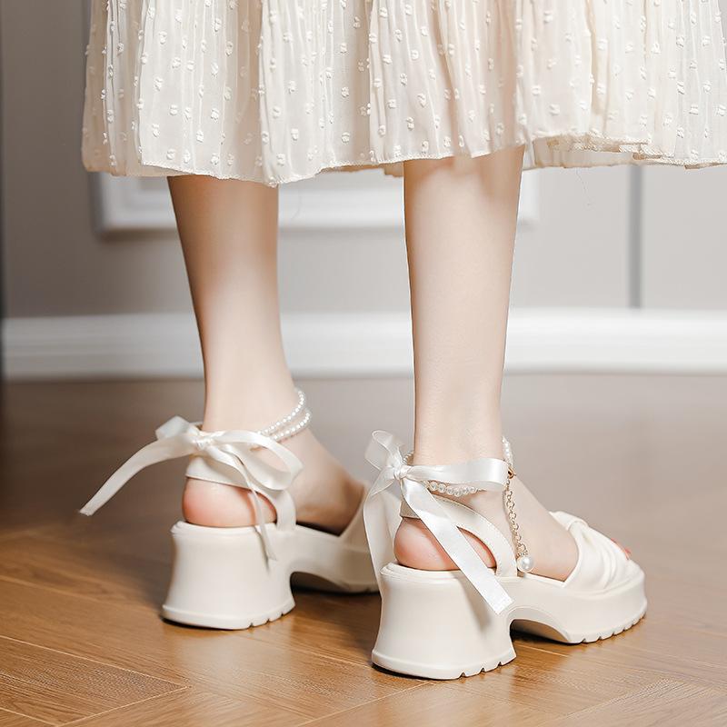 Лето не устало от нежных ножек, фея, ветер, жемчужный бант, толстый каблук, платформа, сандалии, женское ощущение наступания на дерьмо усиливается, римские туфли