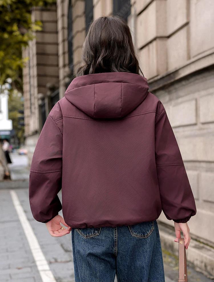 Женская короткая стеганая зимняя куртка с капюшоном на хлопковой подкладке