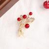 Праздничная красная серия Модная красная брошь в виде фруктов Элегантная цветочная булавка Одежда Темперамент Простые аксессуары