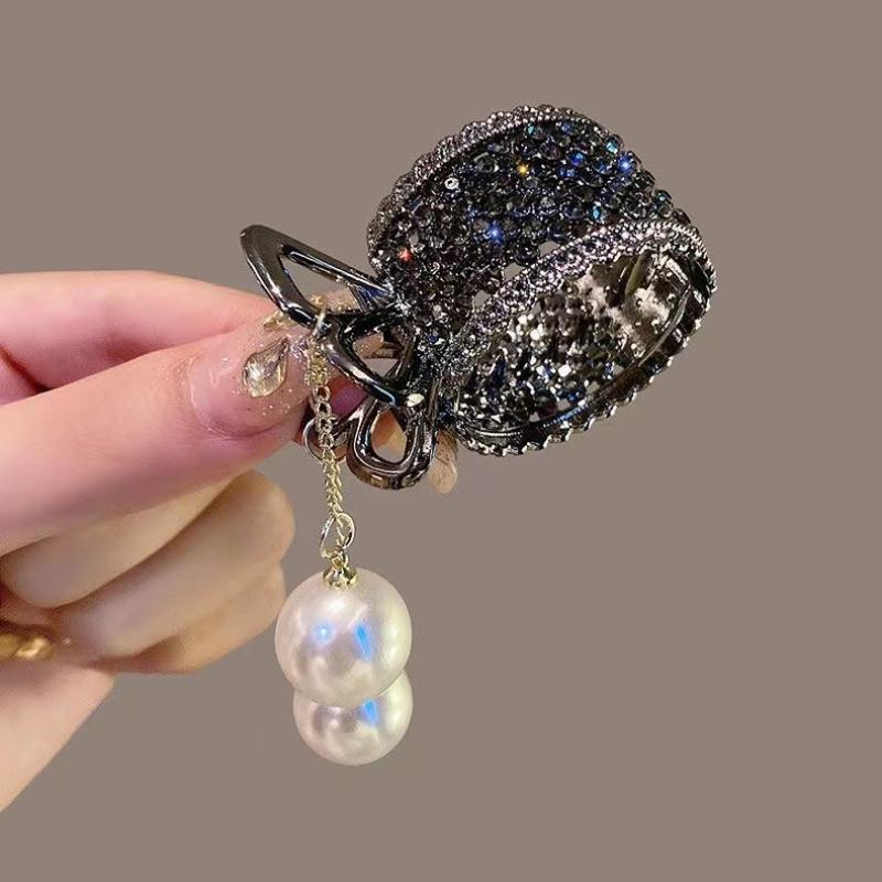 Красная роза, жемчуг, кисточка, маленькая заколка в виде когтей, верхняя заколка с половинным пирсингом, высокая заколка для хвоста, заколка в виде когтей белого лотоса