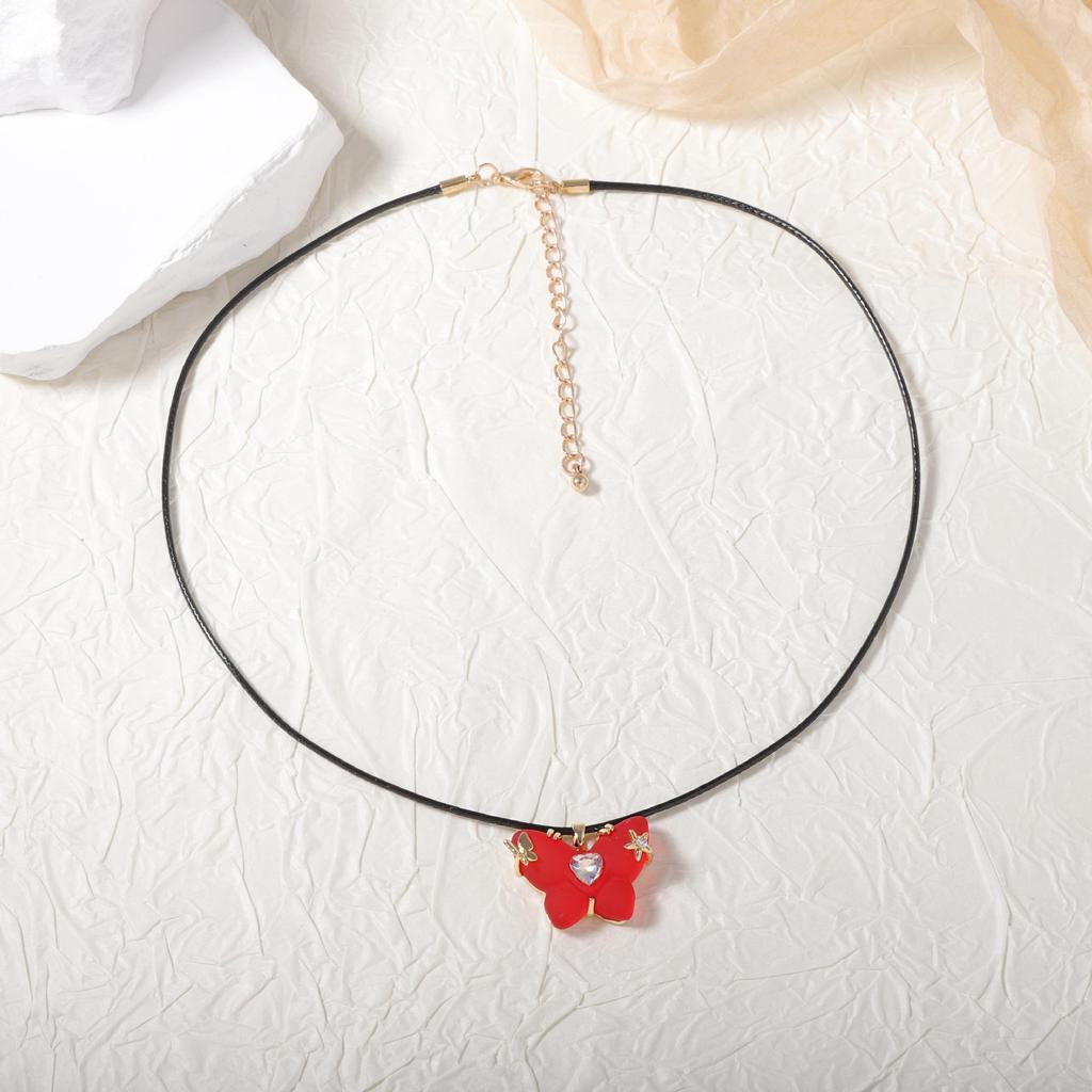 Корейская версия простого и модного красного желе с инкрустированным цирконом, смоляной кулон-бабочка, ожерелье, универсальное для повседневного ношения, женские модели