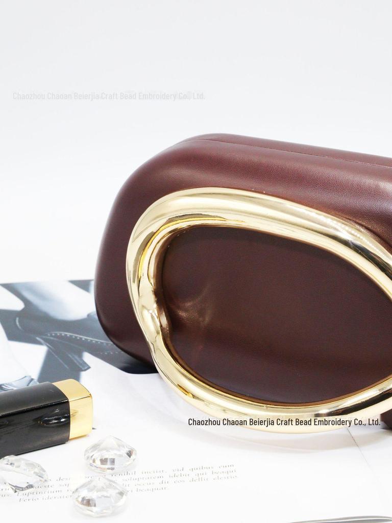 Вечерняя мини-сумочка в стиле ретро: Сумка через плечо с цепочкой и металлическим дизайном