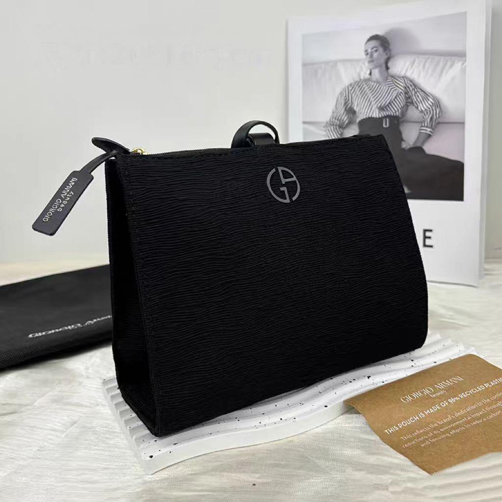 Giorgio Armani Красные косметички для хранения