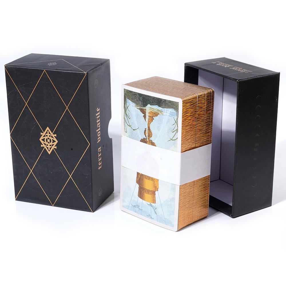 Подарочный набор Таро Terra Volatile Deluxe Silver с твердой обложкой, тисненной лазером.