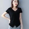 Черная футболка с V-образным вырезом и неровным подолом, короткими рукавами - корейская мода 2022 года