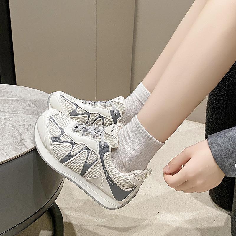 Корейская версия сетчатые шнурованные маленькие белые туфли женские лето 2025 новая мода универсальные и удобные спортивные и повседневные папины кроссовки