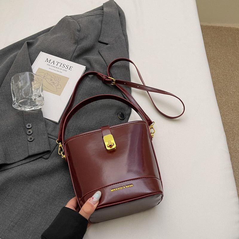 Women's Bag 2025 New Messenger Bag Autumn and Winter Bucket Bag Retro Versatile High-end Niche Design Shoulder Handbag
