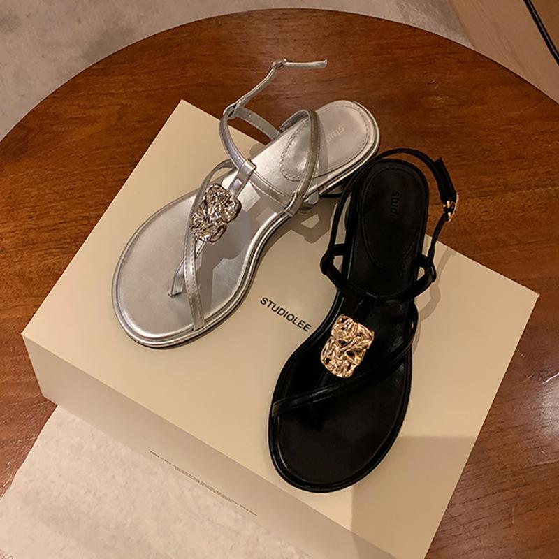 Сандалии женские с тонким ремешком и металлической пряжкой на толстом каблуке, новинка лета 2024 года