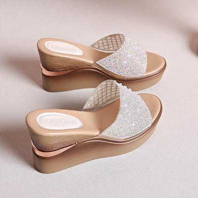 Модные женские сандалии и шлепанцы на танкетке 2025 Новые летние универсальные на платформе с внешней высотой