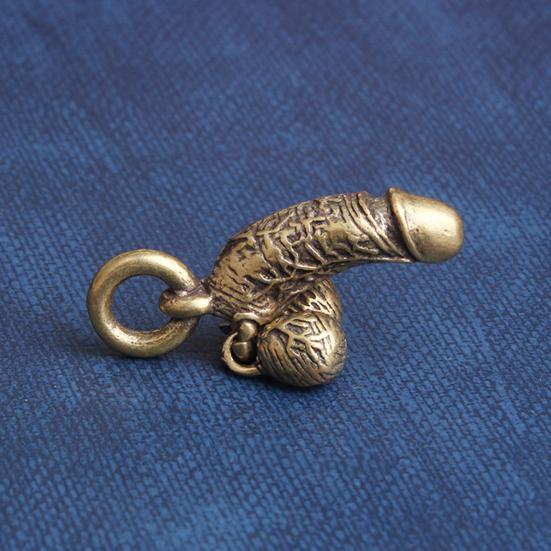 Брелок-подвеска Креативная форма Ретро-стиль Реалистичный вид Компактный размер Легко повесить Декоративная латунь Креативный мужской брелок-пенис Игрушечный рюкзак