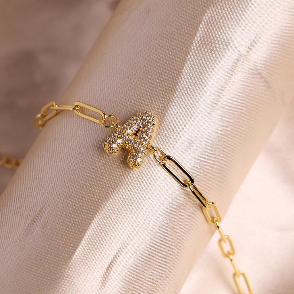 Позолоченный медный браслет-цепочка с цирконами и регулируемым дизайном Paperclip - Персонализированная английская буква-пузырь (26 букв).