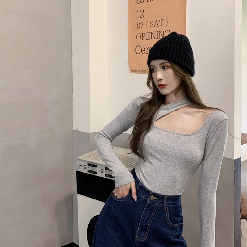 Топ-футболка с длинным рукавом, облегающего кроя, с подвеской на шею