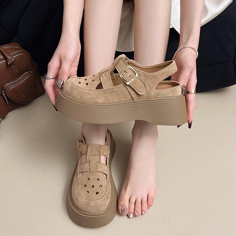 Мода 2025 Женские сандалии Baotou с полым толстым римским каблуком, летние новые повседневные и универсальные сандалии на платформе и танкетке для улицы