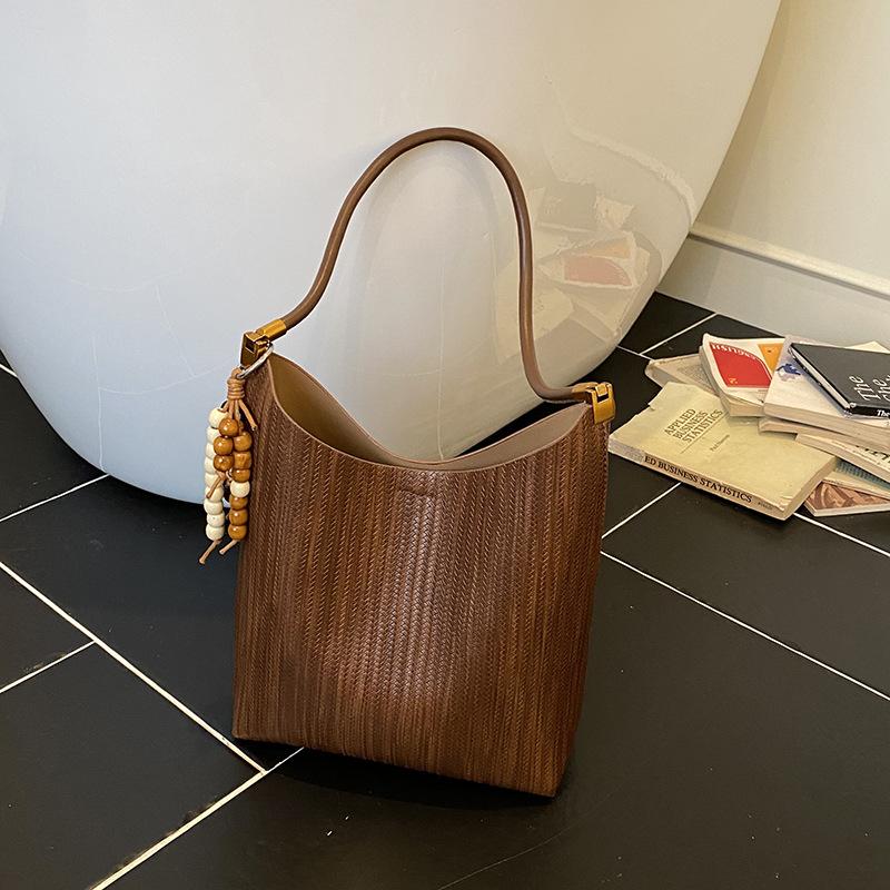 Ретро сумка женская большой вместимости новая осенне-зимняя универсальная повседневная на плечо подмышку сумка-тоут для通勤