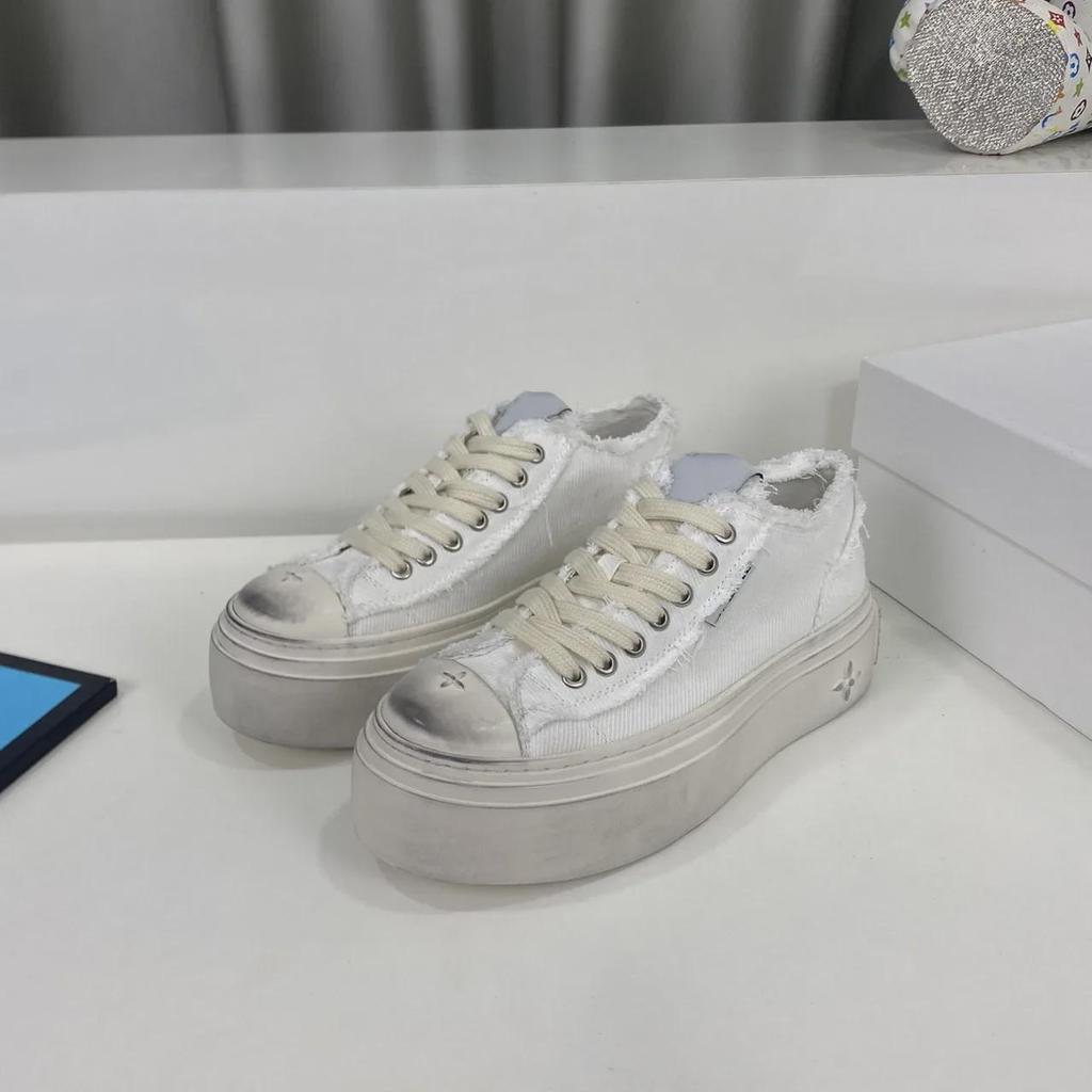 Летние парусиновые кроссовки на шнуровке 2024 года — толстая подошва, вышивка, винтажный студенческий стиль