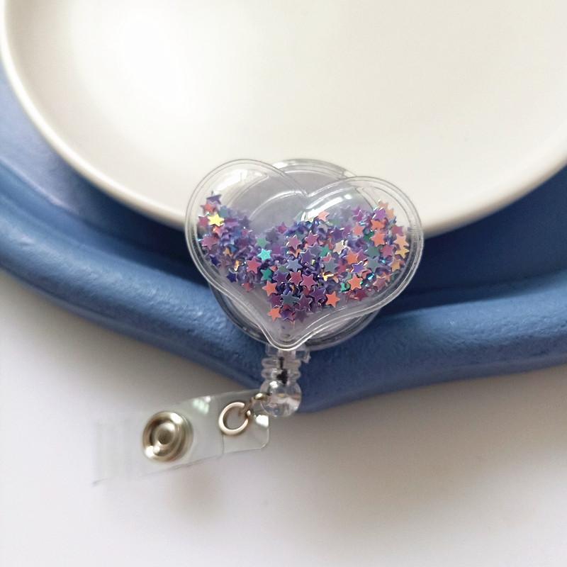 Новый стиль бейджа с мультяшной кнопкой-защелкой  Эластичная кнопка-защелка  Сердце с пересыпающимся песком  Изделие из смолы  Шнурок-держатель для ID-карты  Зажим-держатель