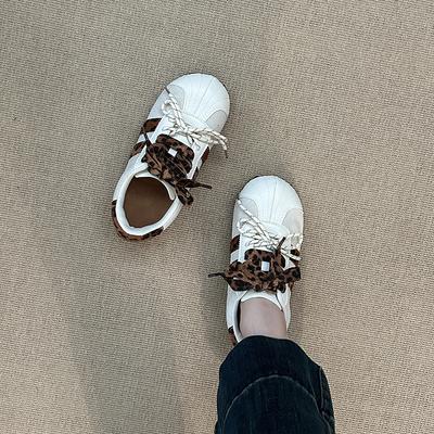 Женские немецкие тренировочные туфли на шнуровке с леопардовым принтом, осенне-зимняя модная ретро-нишевая обувь для скейтборда с чувством дизайна, повседневная спортивная обувь