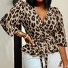 Женские блузки, элегантная офисная туника, рубашка, сексуальный глубокий v-образный вырез с леопардовым принтом, модные топы с поясом, блузка с оборками, женские сексуальные топы