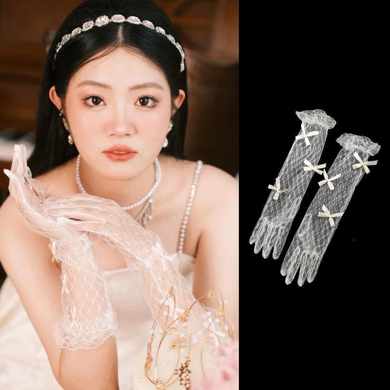 Длинные перчатки из белого атласа и кружева с бриллиантами для свадебных и торжественных фотосессий