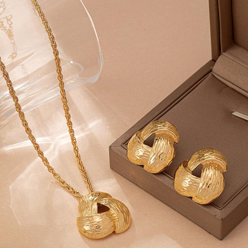 Модный комплект из ожерелья и сережек