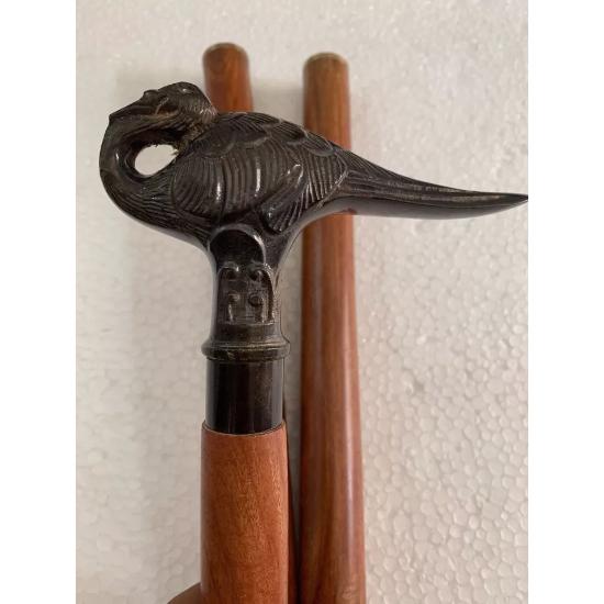 Трость трости античного стиля деревянная с ручкой твердой латунной птицы викторианской