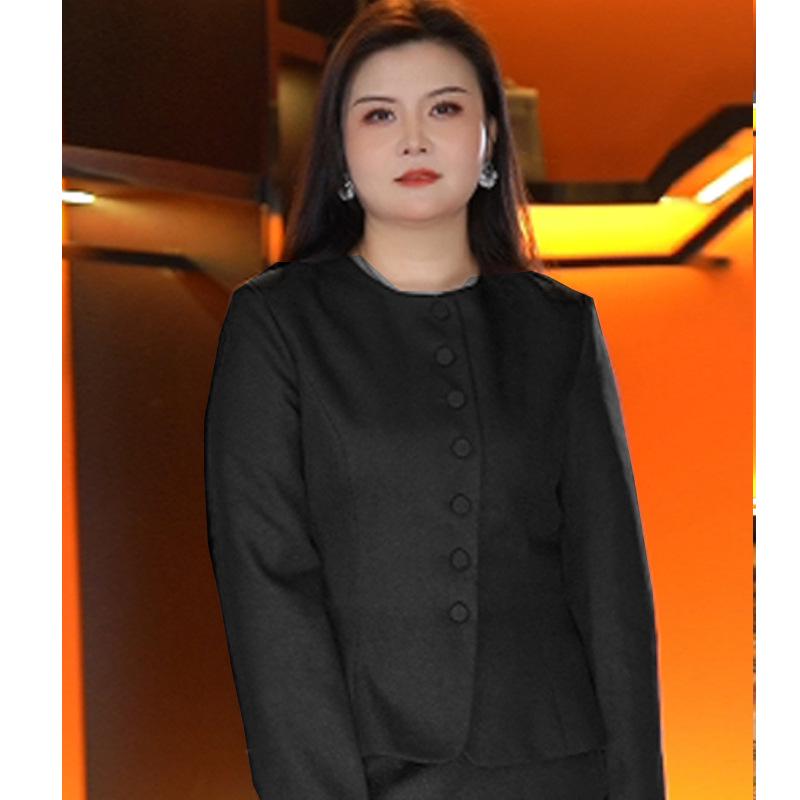 Костюм приталенного кроя цвета «Анкара красный»: Высококлассная светская рабочая одежда с круглым вырезом