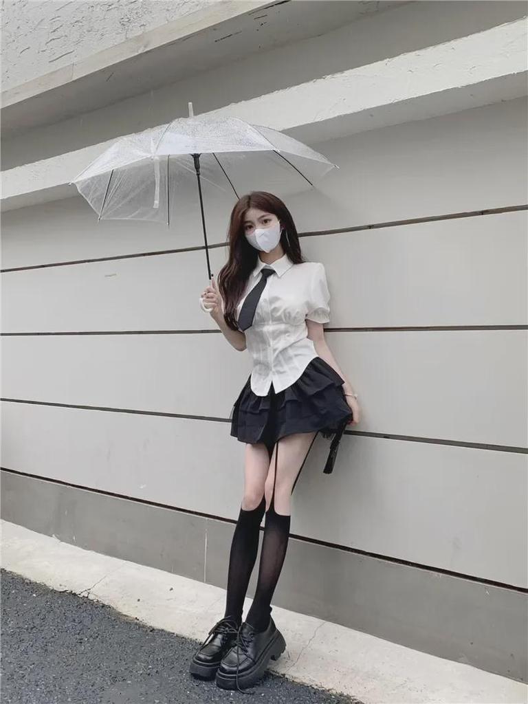 Женская миниатюрная черная юбка А-силуэта с высокой талией и бедрами - стиль колледжа, лето 2025 г.