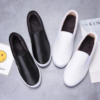 Женские зимние туфли из кожи и бархата на плоской подошве белого цвета — теплые, удобные, нескользящие и водонепроницаемые