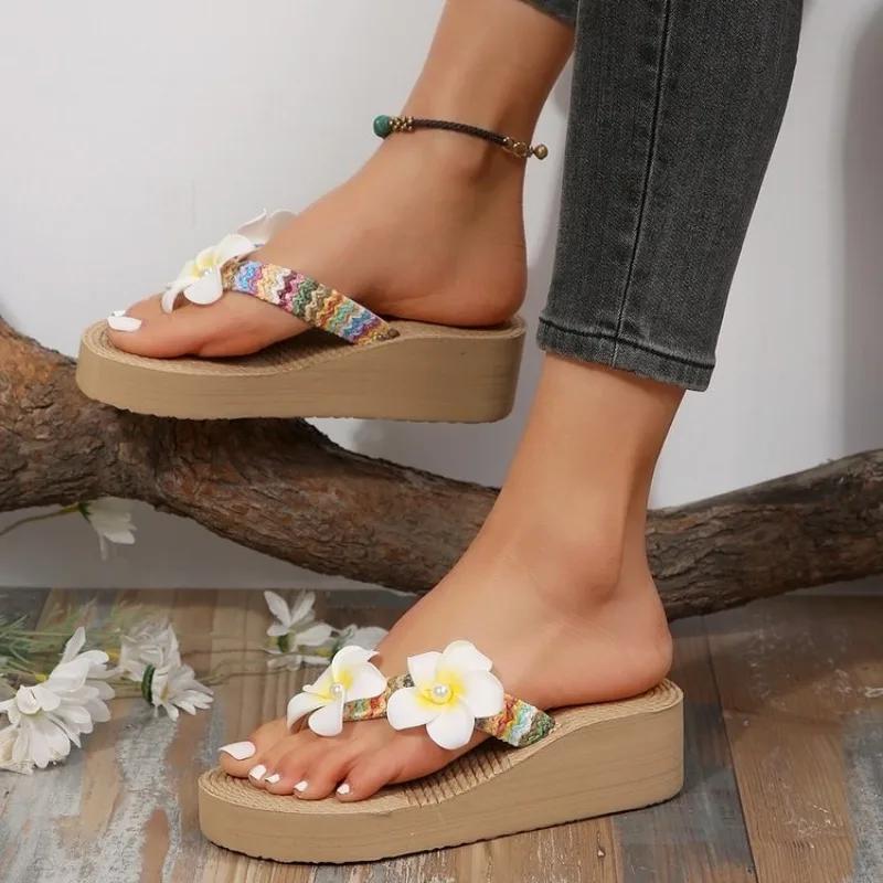 Женские пляжные шлепанцы с танкеткой и противоскользящей текстурой