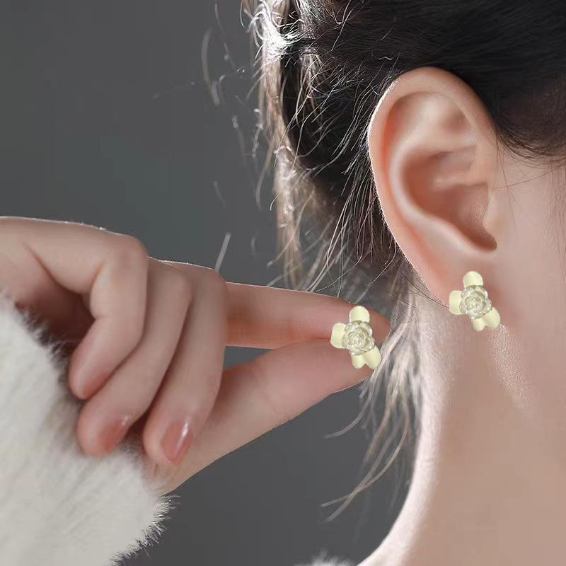Spring/Summer Heart Flower Stud Earrings: Small, Sweet, High-End Design with Silver Needle for Women